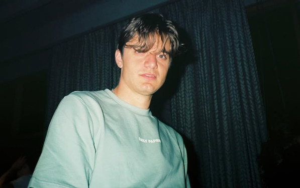 chris-peters-in-grijs-shirt